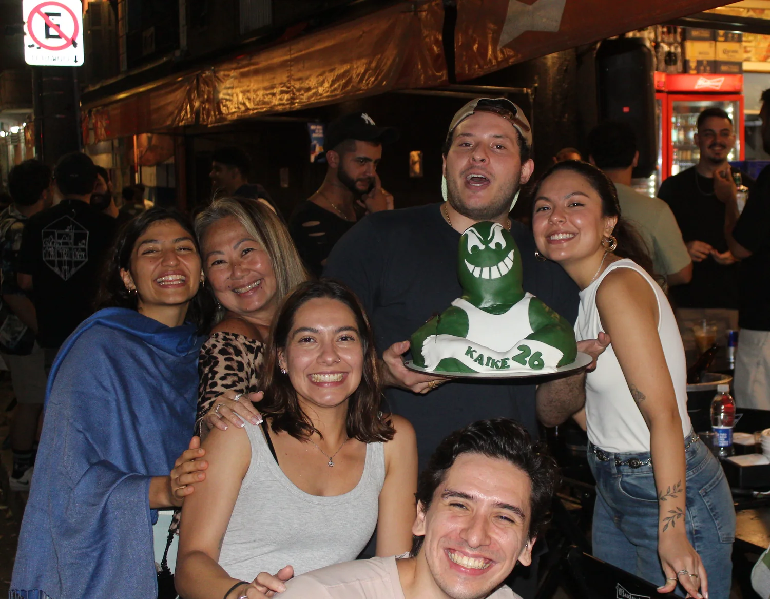 Aniversário comemorado na calçada