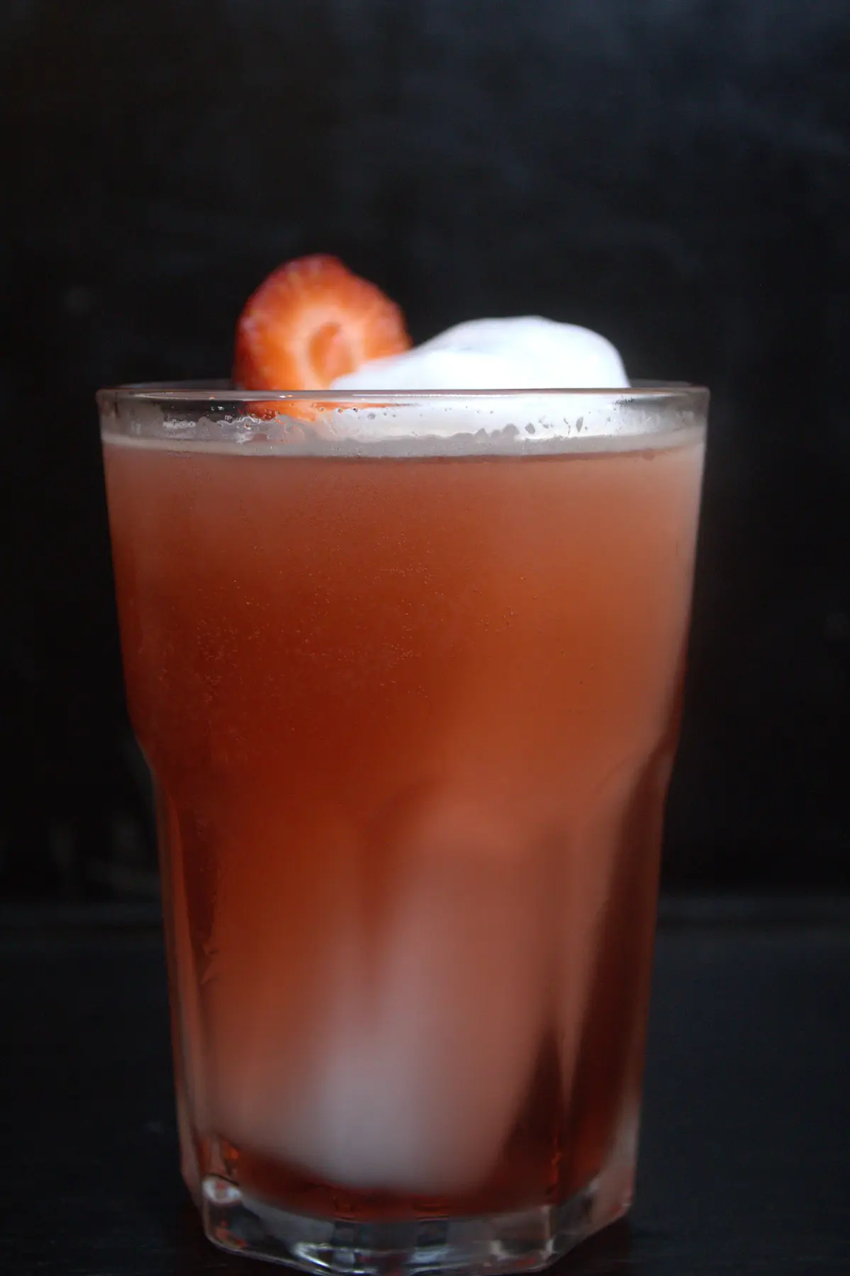 Drink da casa sobre a mesa