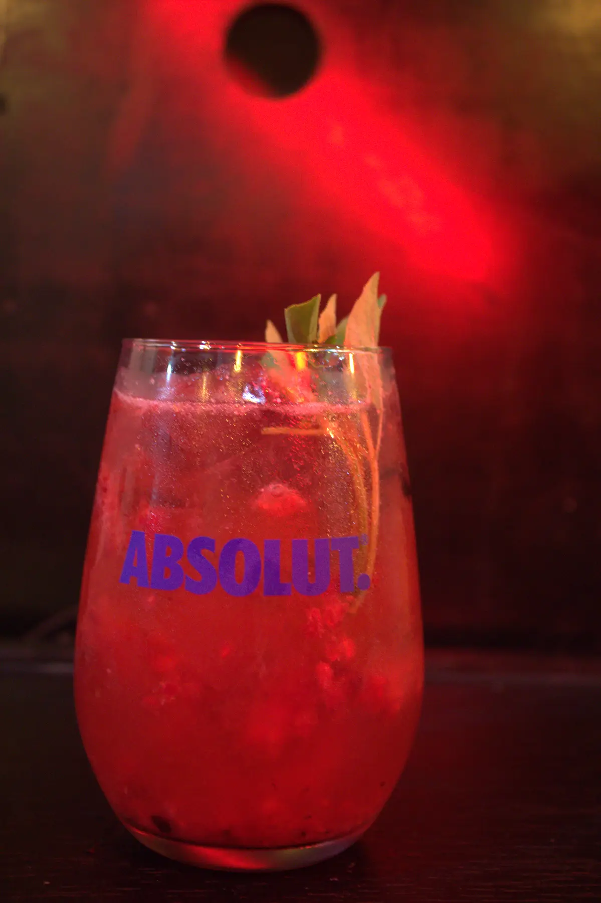 Drink da casa sob a luz vermelha