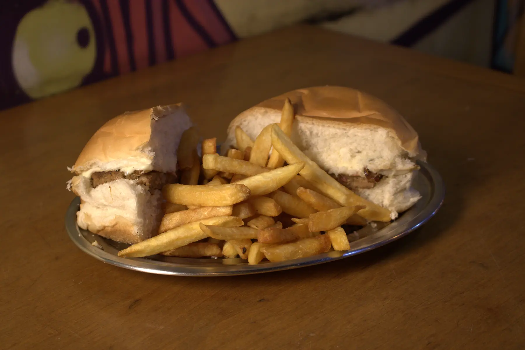 Dois lanches acompanhados de batata frita