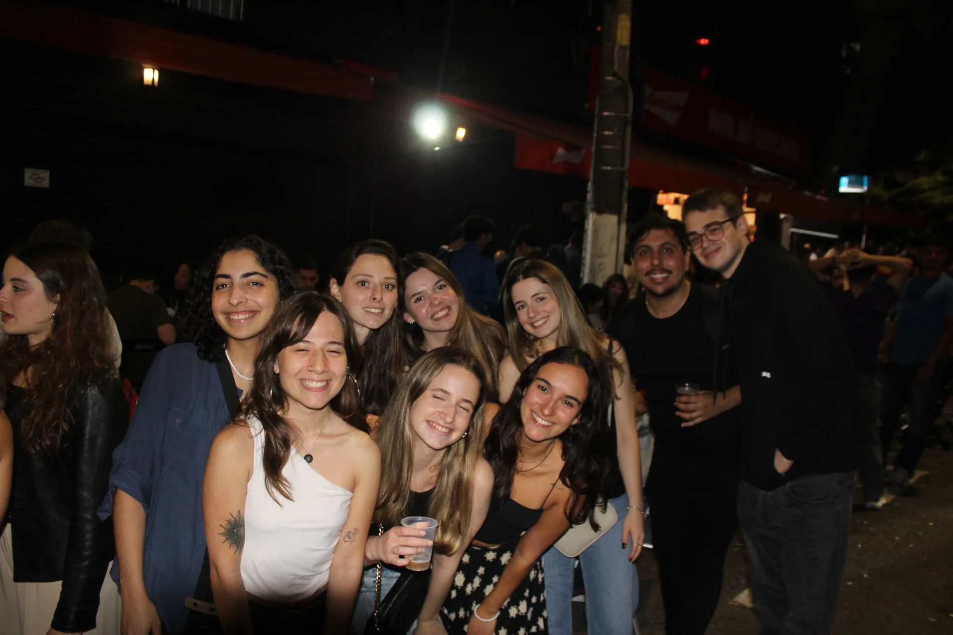 Grupo reunido e sorrindo na Nova Jaú