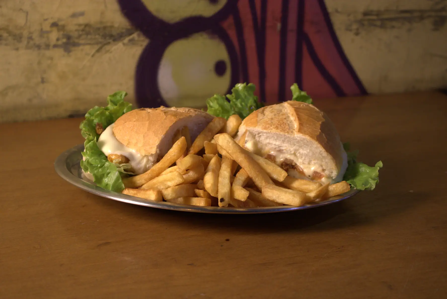 Lanches da casa com batatas fritas