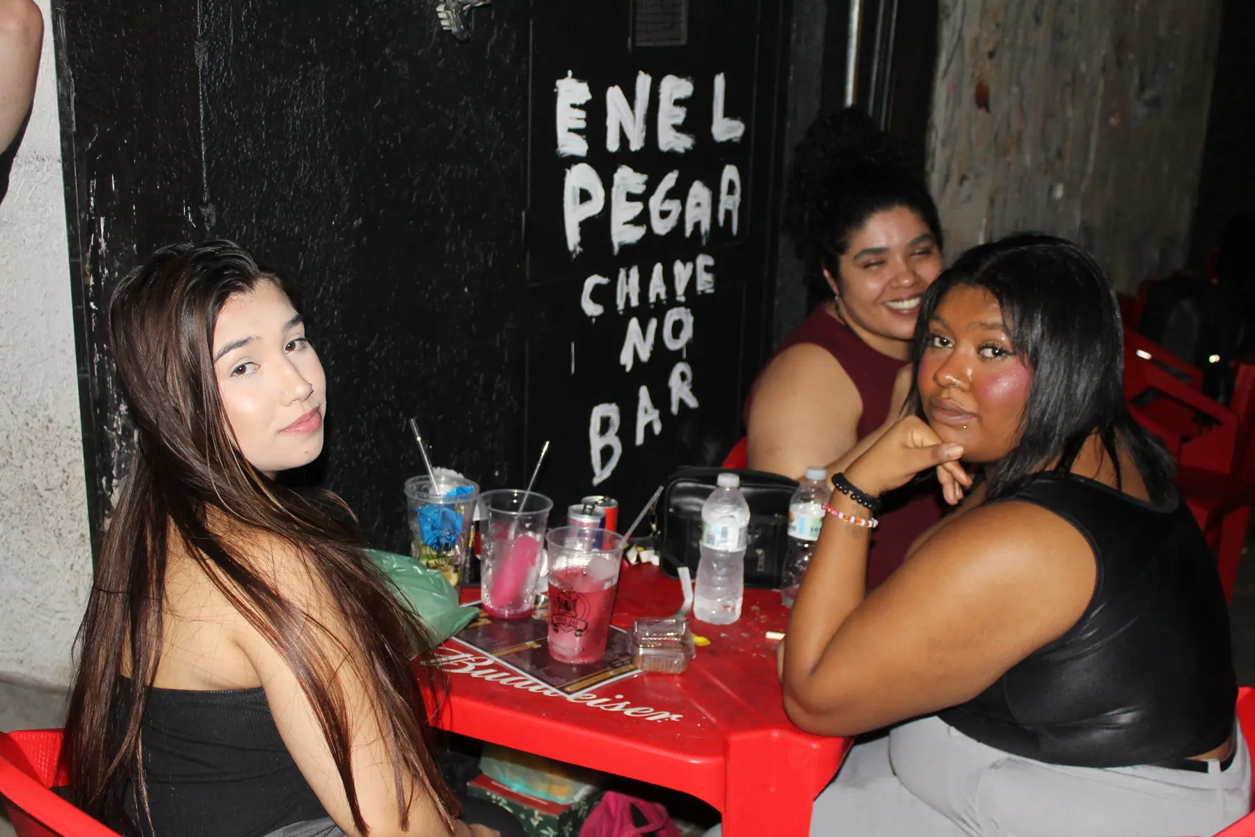 Amigas brindando em uma mesa da Nova Jaú