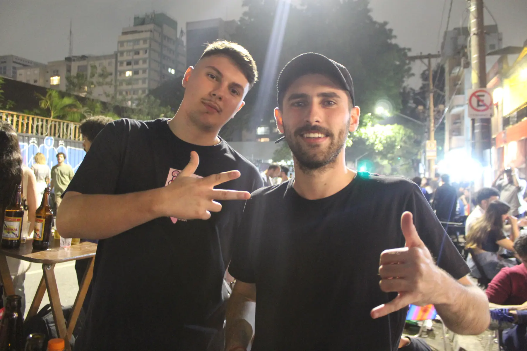 Amigos na calçada movimentada da Nova Jaú