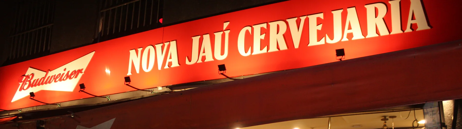 Placa vermelha iluminada da Nova Jaú