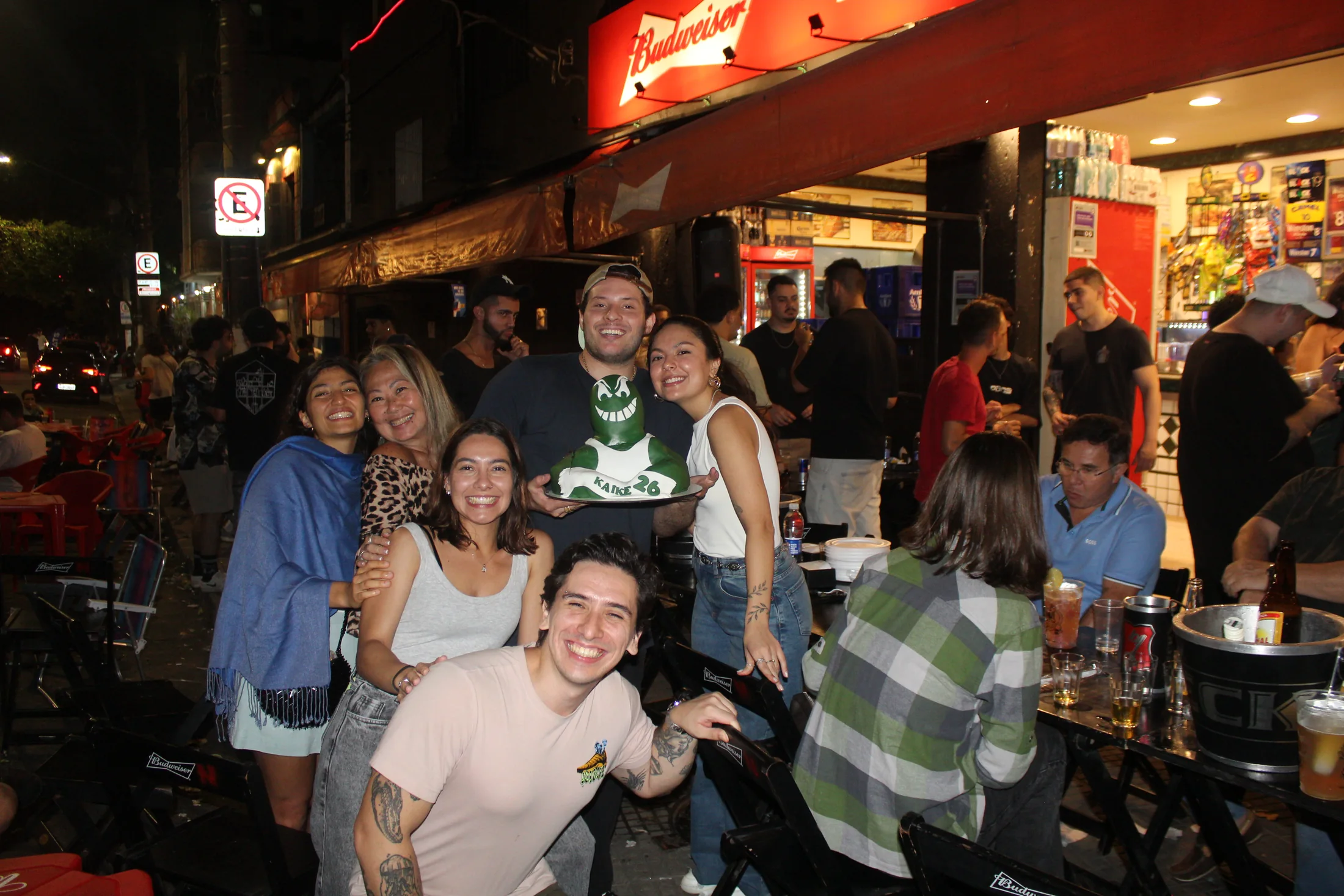 Noite com pessoas na calçada da Nova Jaú